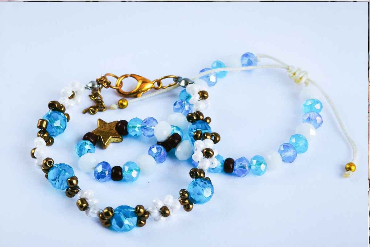 charm-bracelet-is-alo-part-of-cute-birthday-party-ideas-for-women