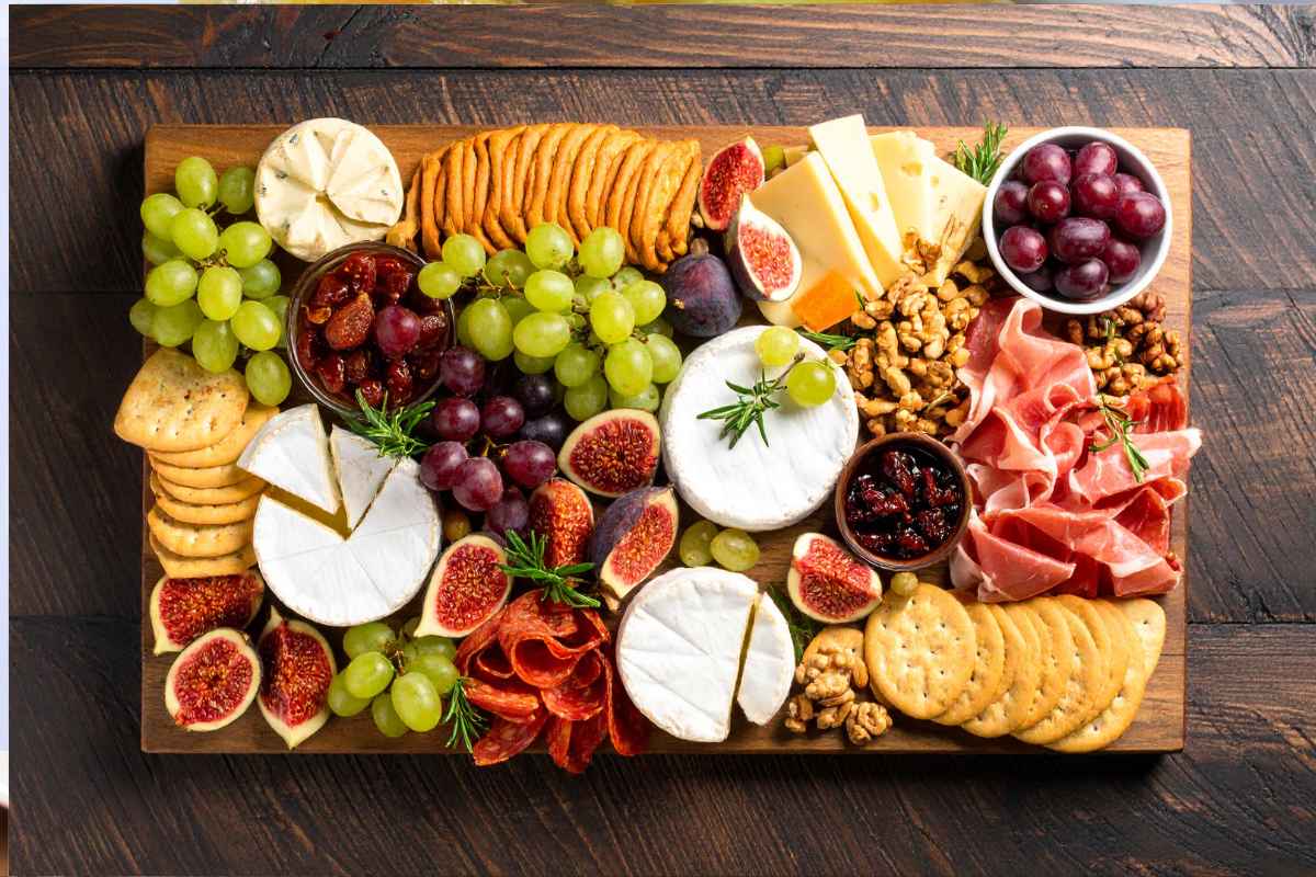 charcuterie-board-is-also-part-of-25-christmas-party-food-ideas