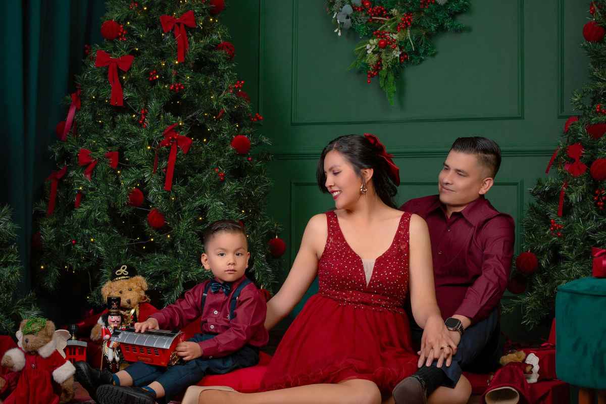 christmas-photo-corner-is-part-of-25-christmas-party-decoration-ideas