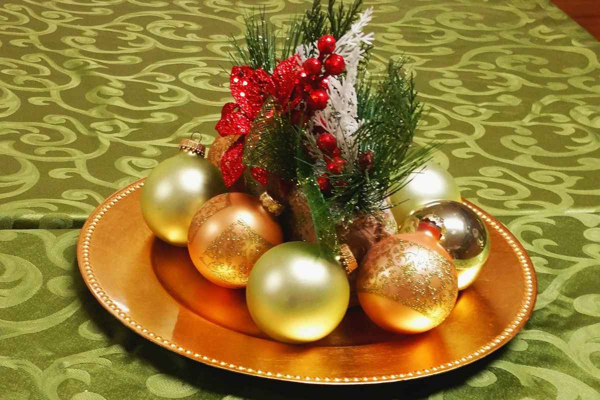 christmas-table-centerpiece-is-also-part-of-25-christmas-party-decoration-ideas