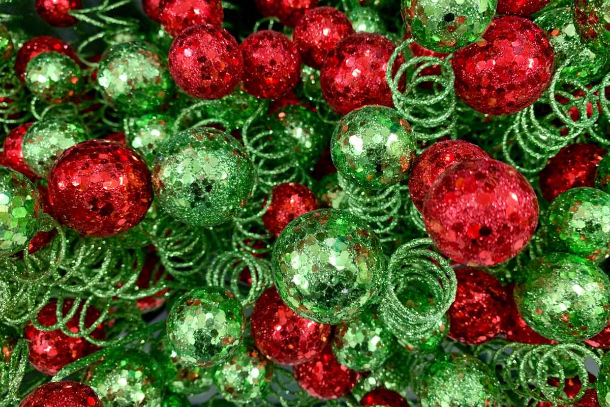 red-and-green-party-decoration-is-part-of-25-christmas-party-ideas