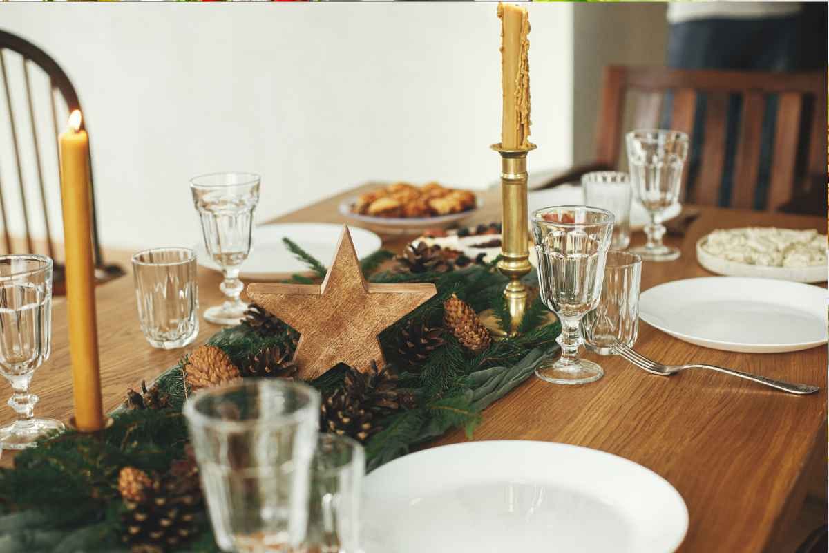 simple-table-runner-is-also-part-of-30-christmas-table-decoration-ideas