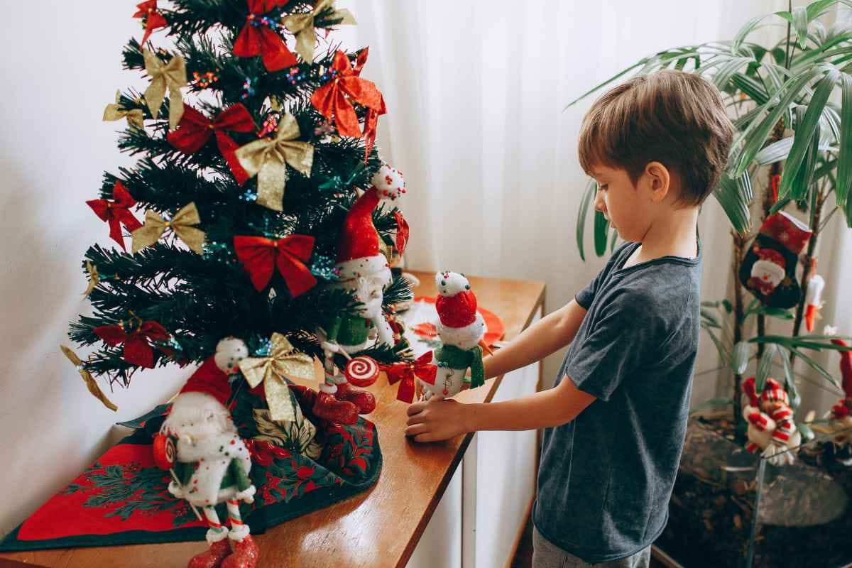 mini-christmas-tree-is-also-part-of-30-christmas-table-decoration-ideas