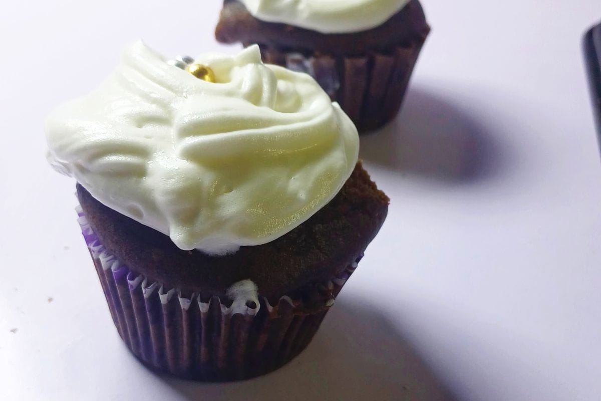 chocolate-cupcake-with-cheese-cream