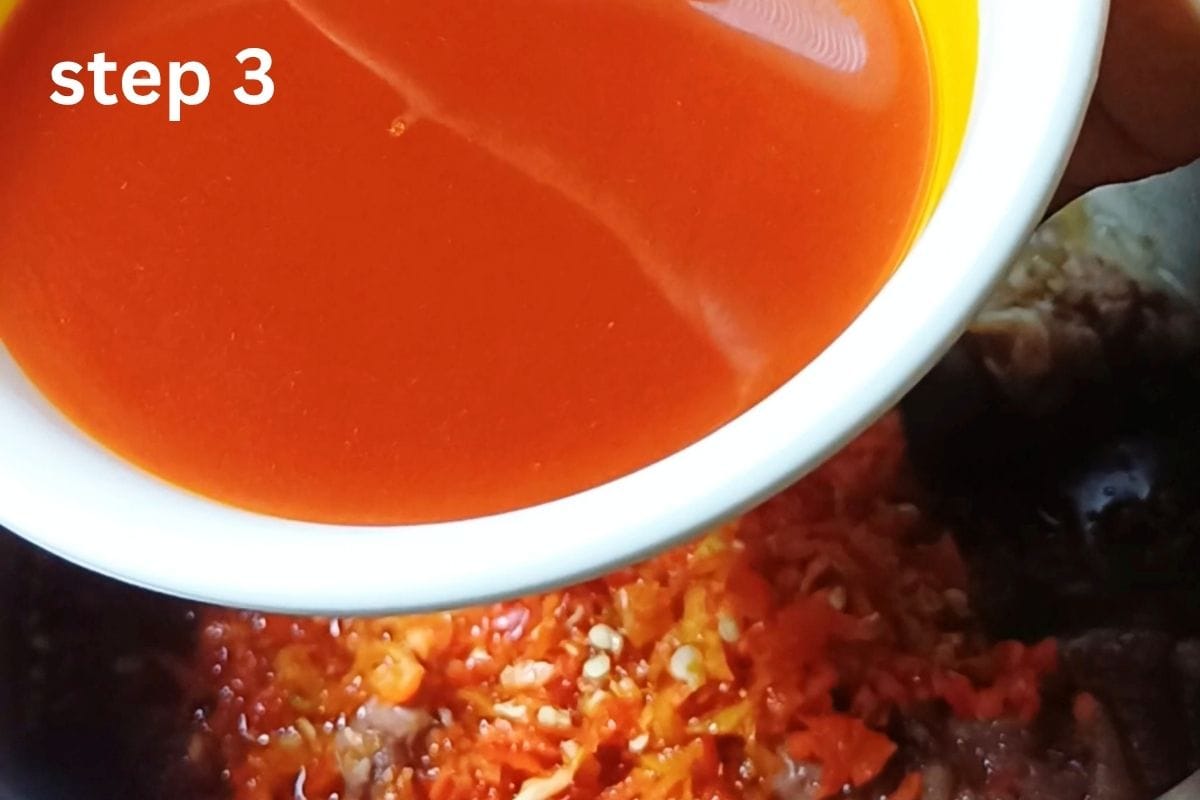 adding-palm-oil-into-the-boiling-meat